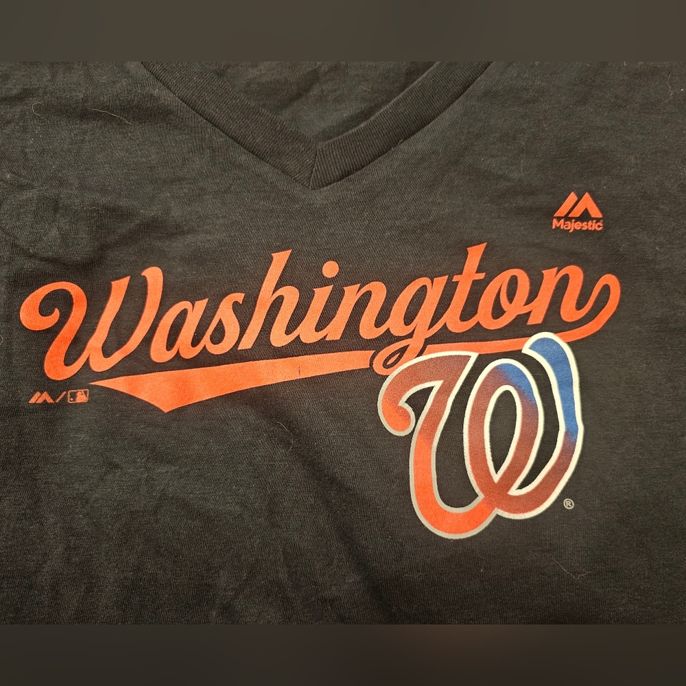 NWT Washington Nationals v-neck t-shirt. Size:XL.